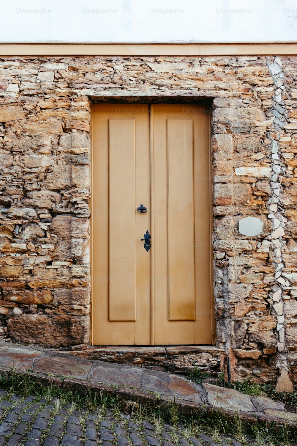 un bâtiment en pierre avec une porte en bois