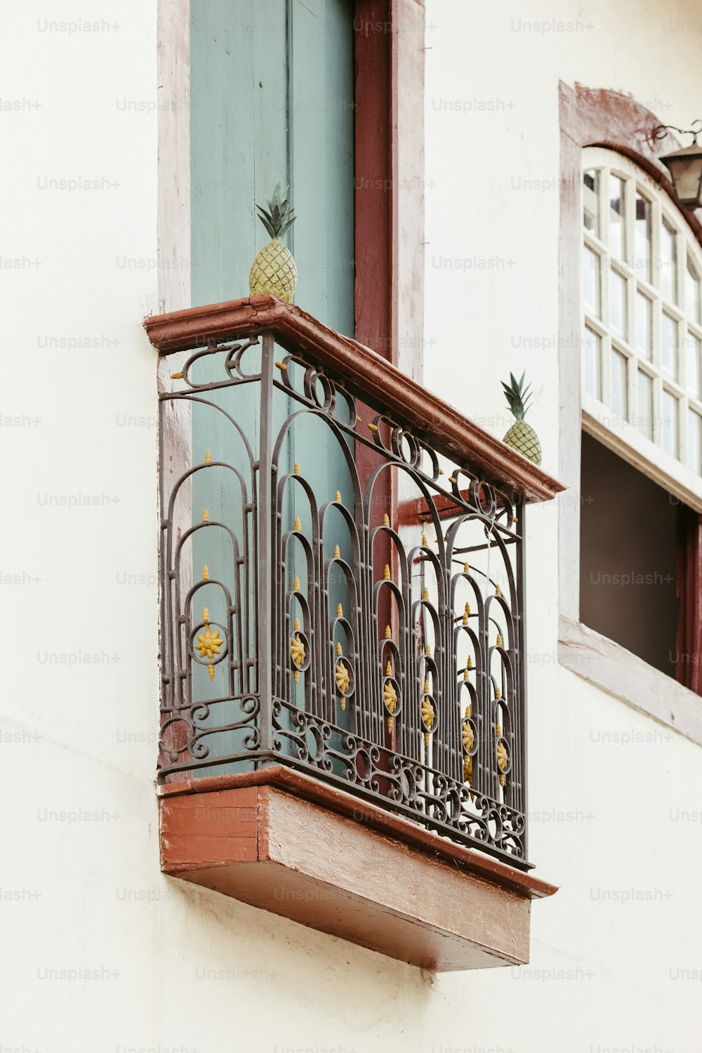 un balcon avec un ananas sur le dessus