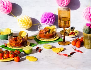 una mesa cubierta con platos de comida y cuencos de fruta