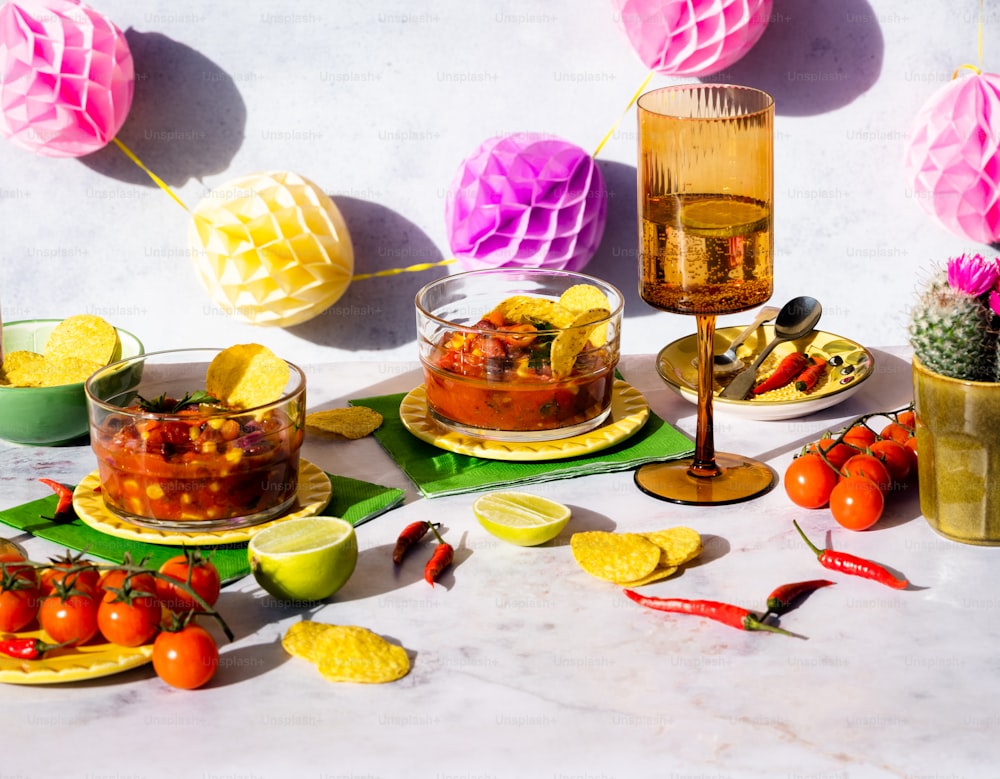 una mesa cubierta con platos de comida y cuencos de fruta