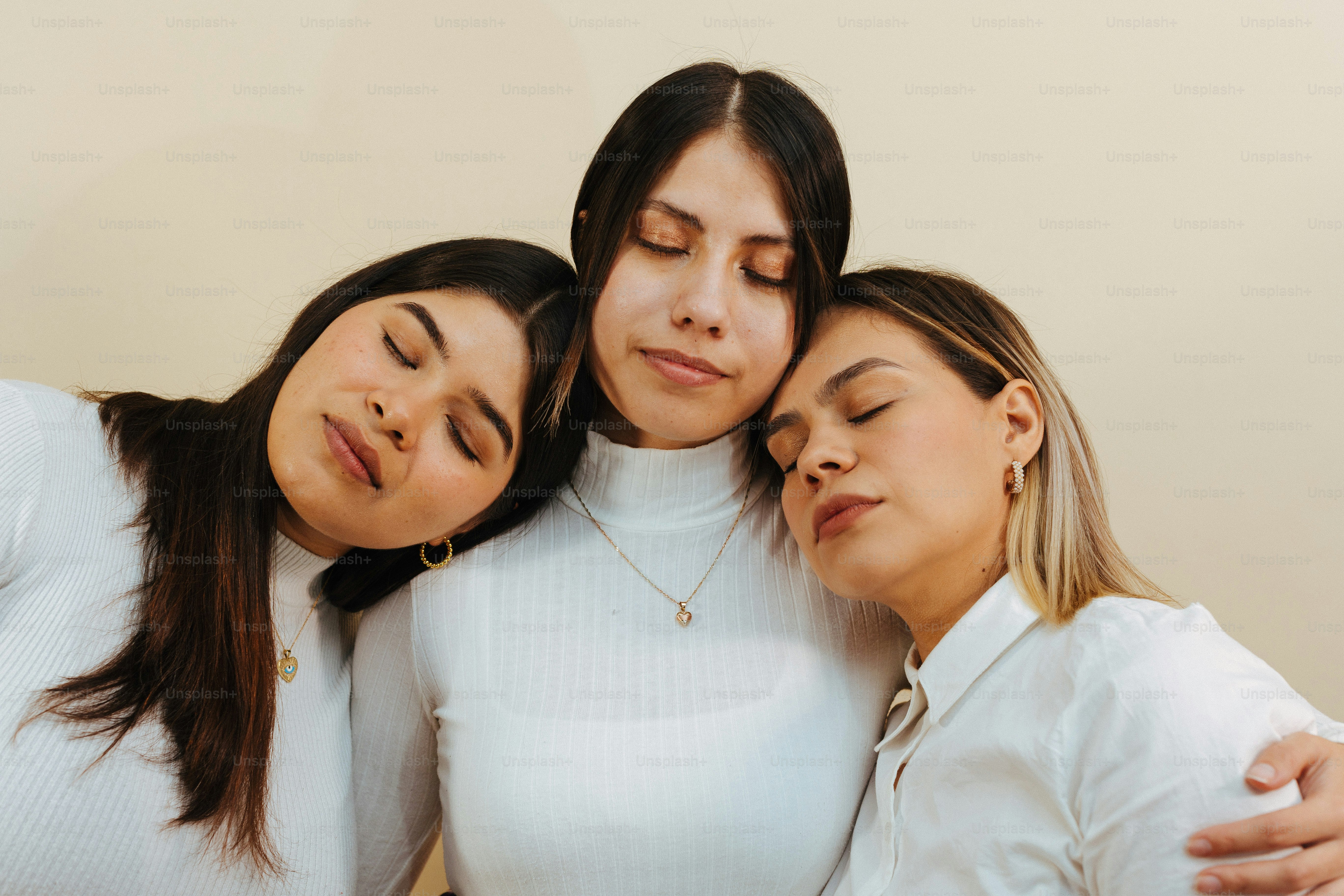 un gruppo di tre donne in piedi l'una accanto all'altra