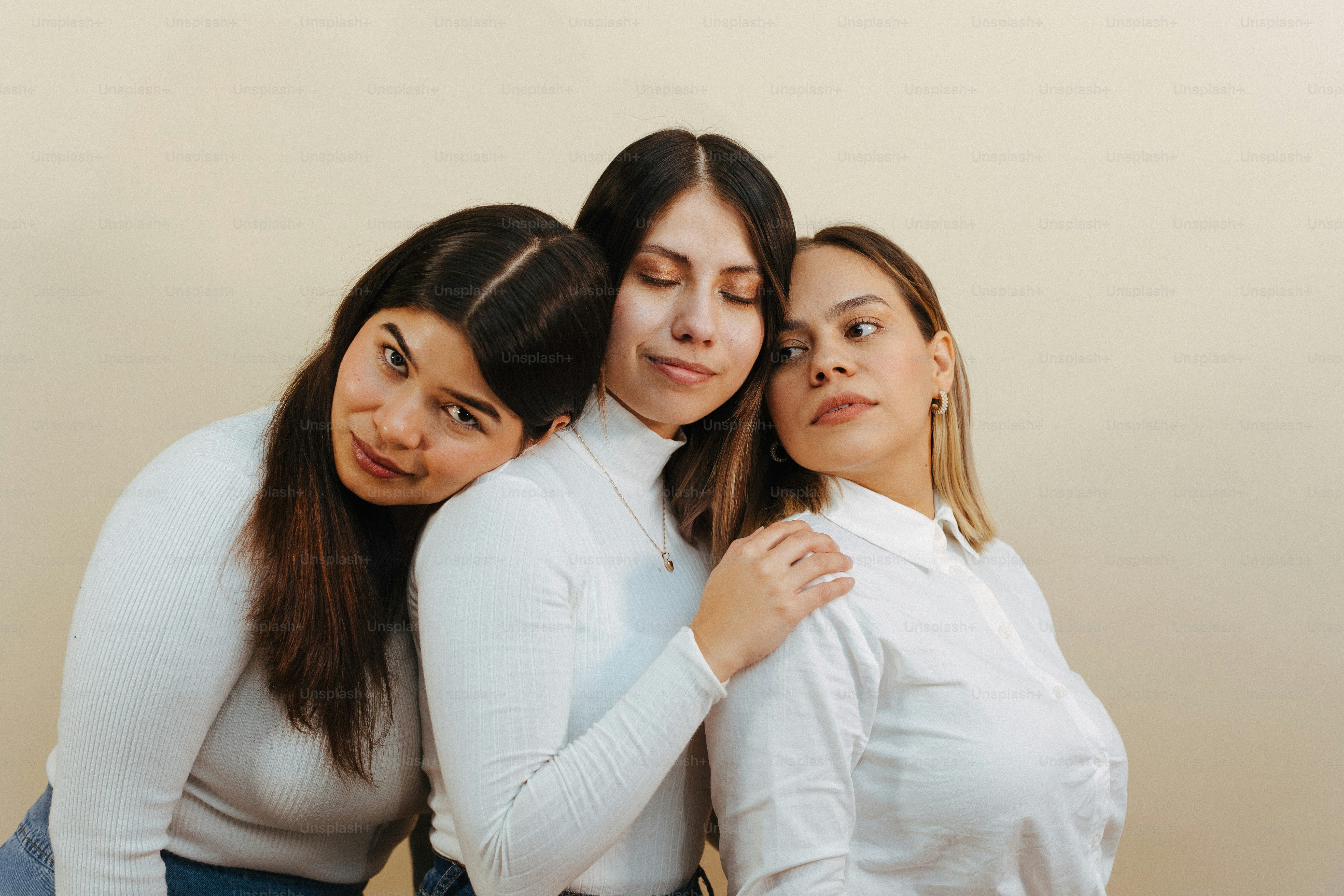 un gruppo di tre donne in piedi l'una accanto all'altra