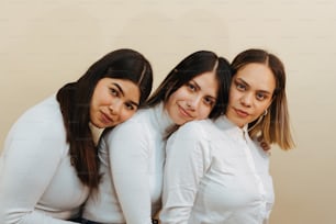 Trois femmes posent ensemble pour une photo
