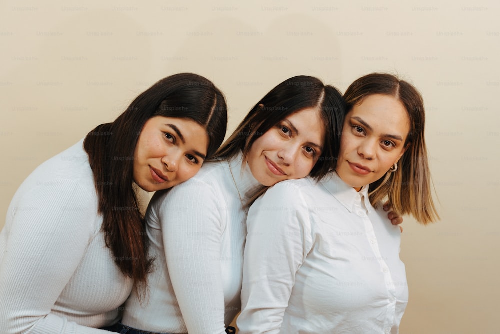 três mulheres estão posando para uma foto juntas