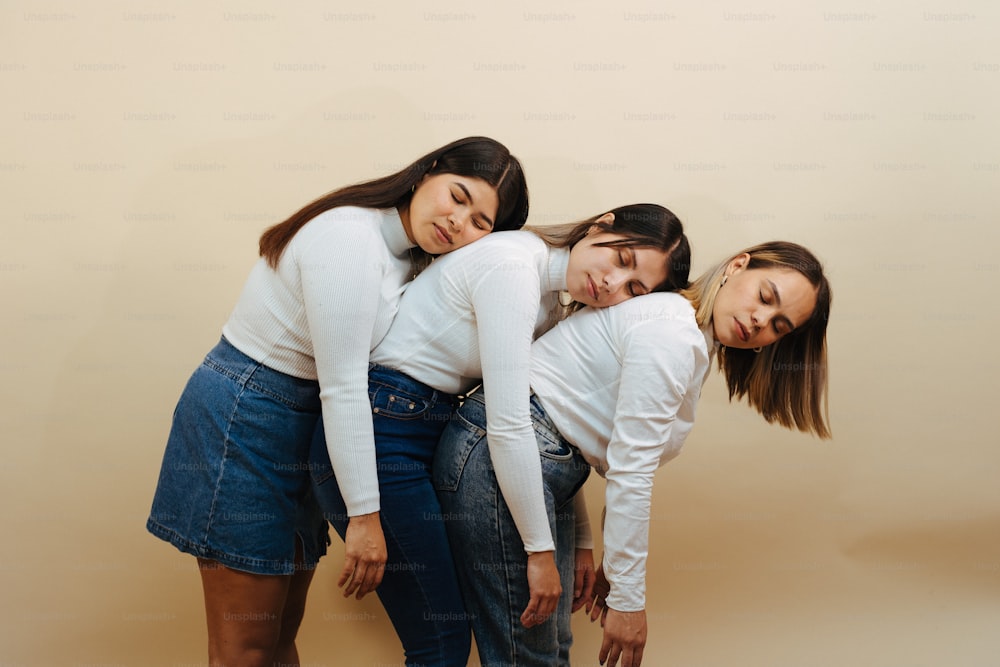 un groupe de trois femmes debout l’une à côté de l’autre