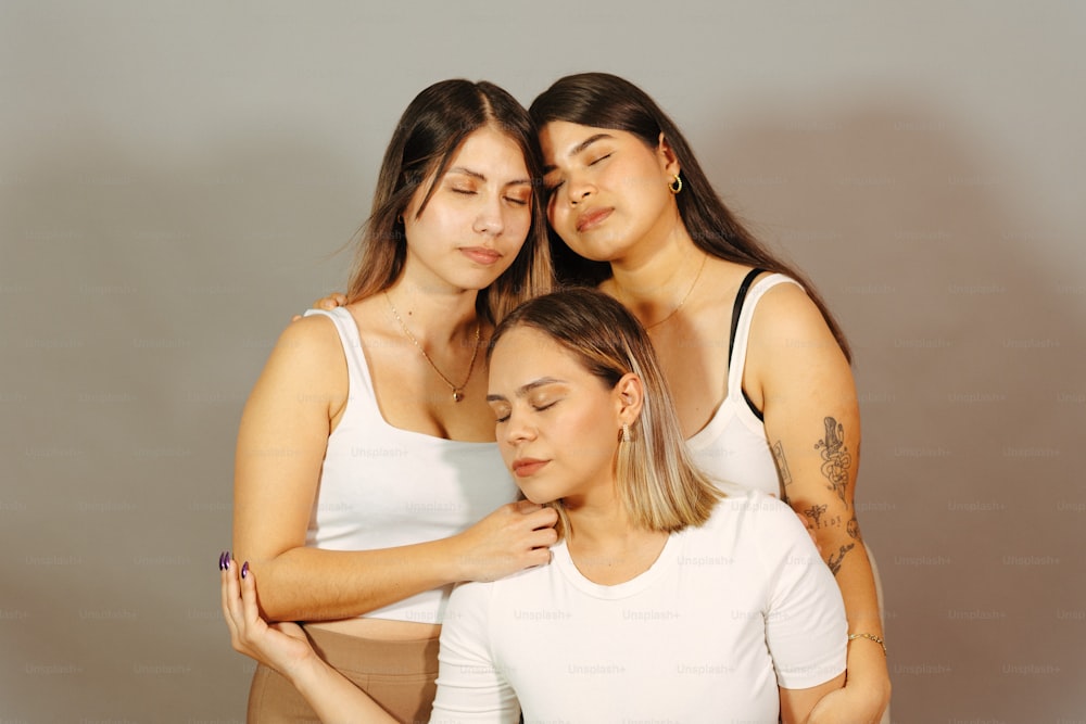 un groupe de trois femmes debout l’une à côté de l’autre