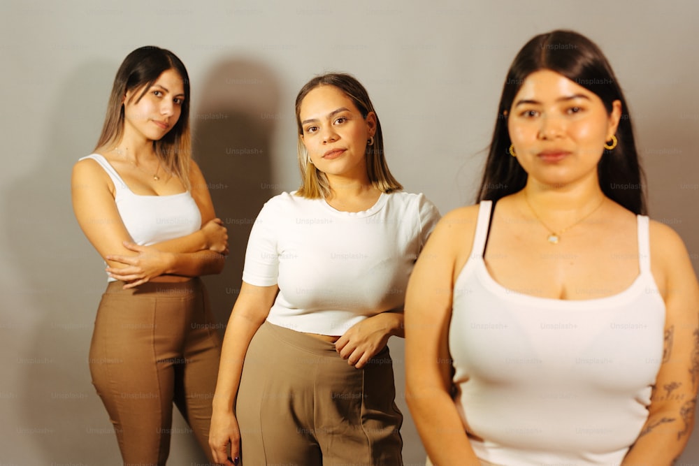 un groupe de femmes debout les unes à côté des autres