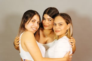 서로 껴안고 있는 세 명의 여성 그룹
