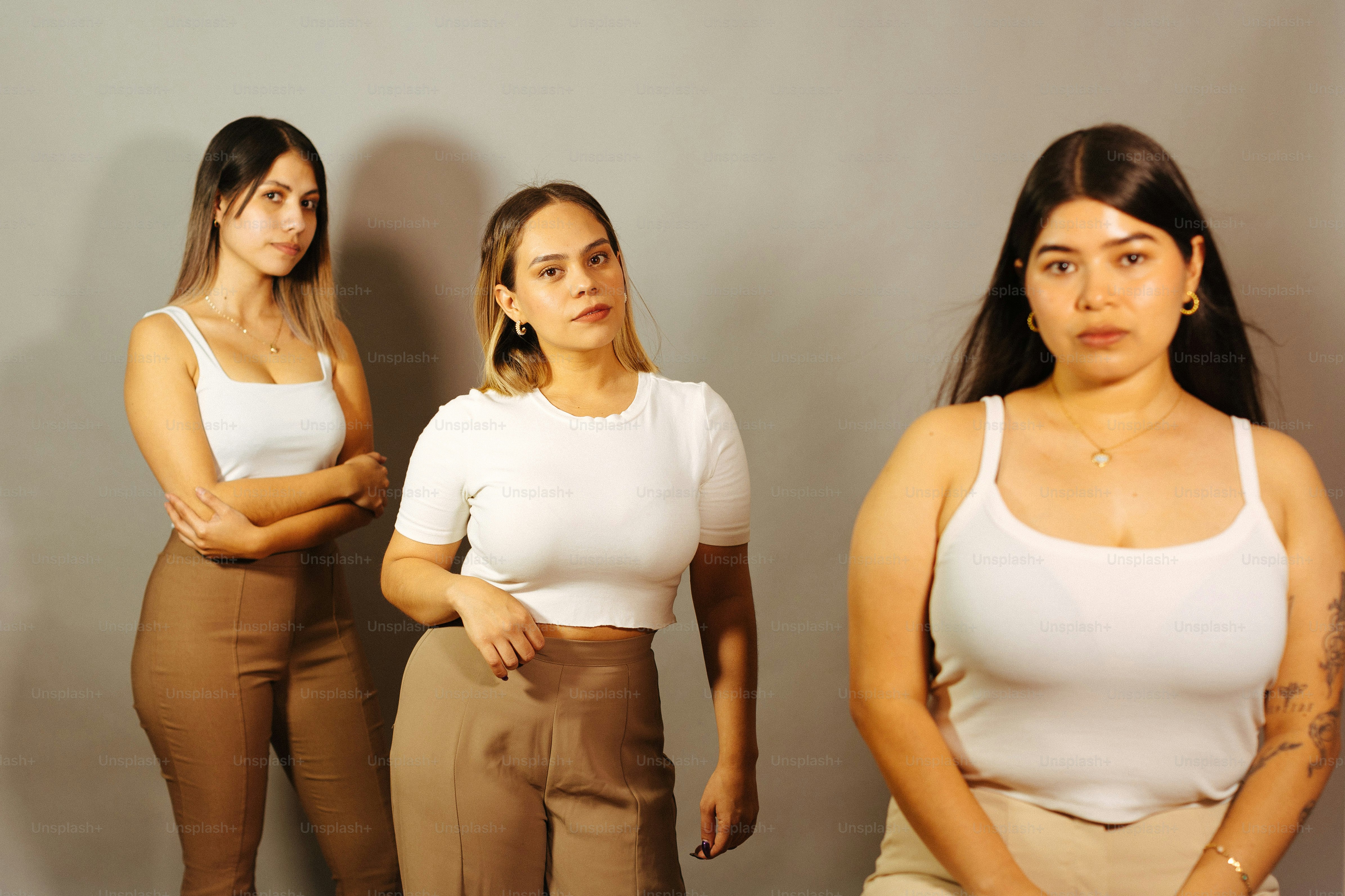 eine Gruppe von Frauen, die nebeneinander stehen