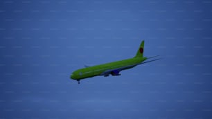 푸른 하늘을 나는 커�다란 녹색 비행기