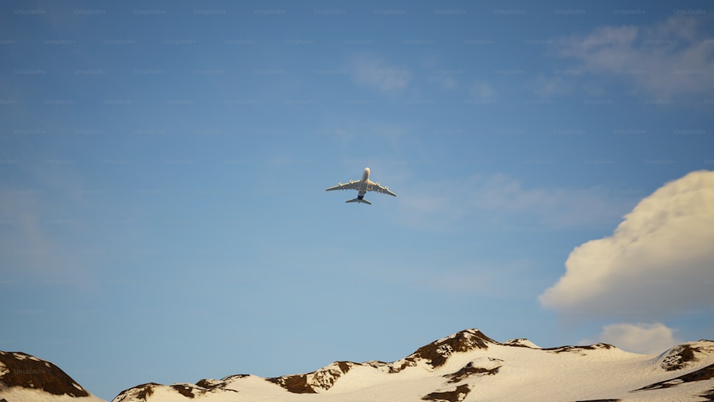 Un avión sobrevolando una montaña cubierta de nieve