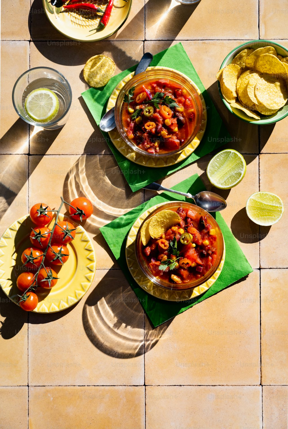 una mesa cubierta con platos de comida y tazones de salsa
