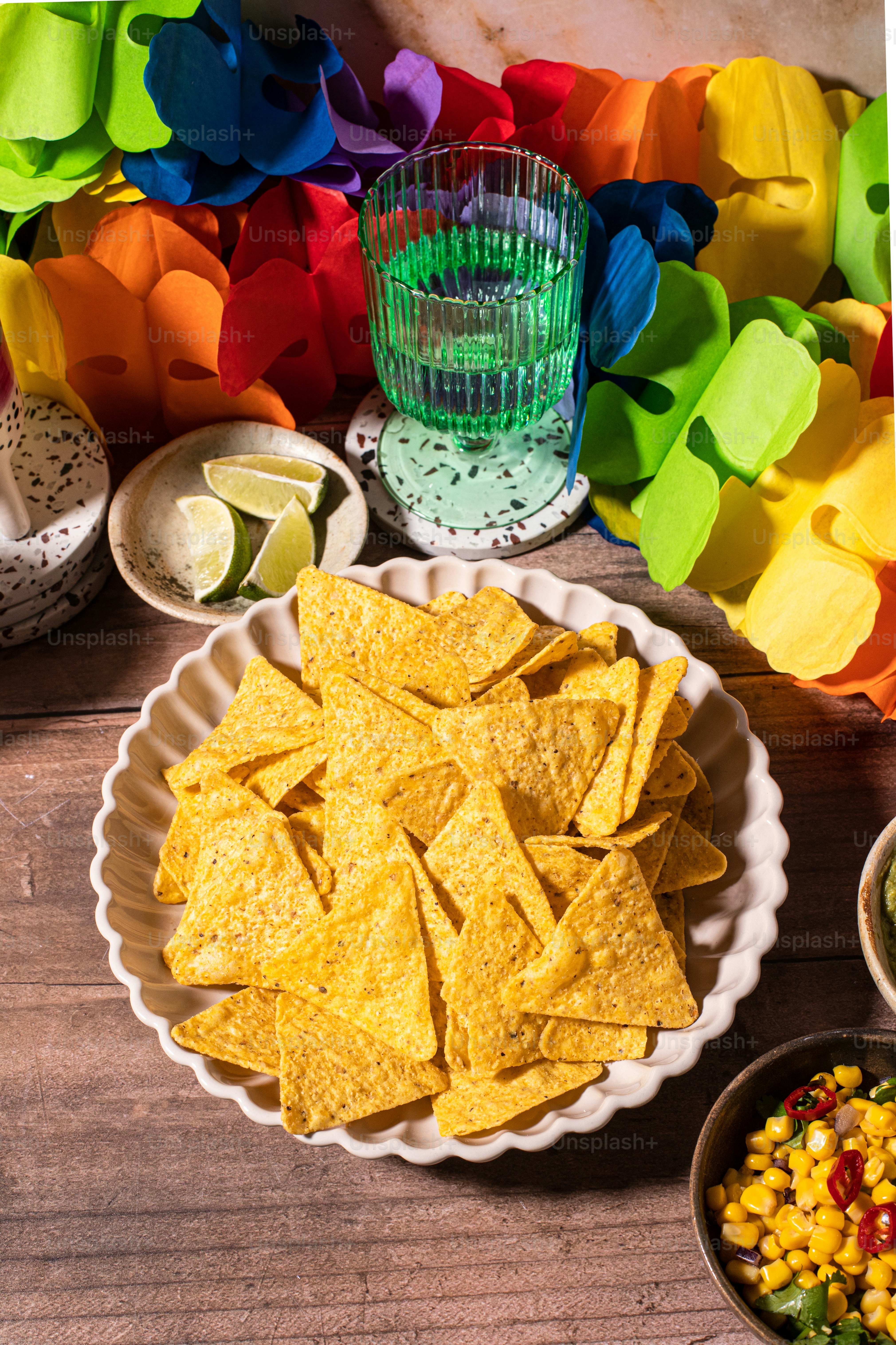 Foto Un tazón de salsa de maíz junto a un tazón de chips de tortilla