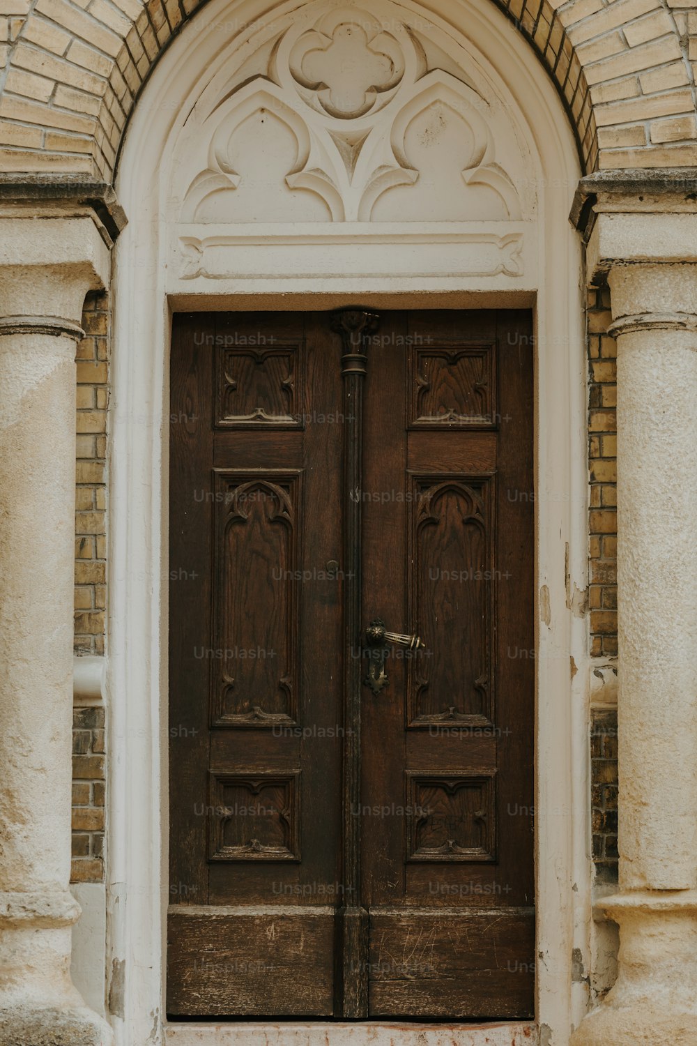 나란히 앉아있는 두 개의 갈색 문