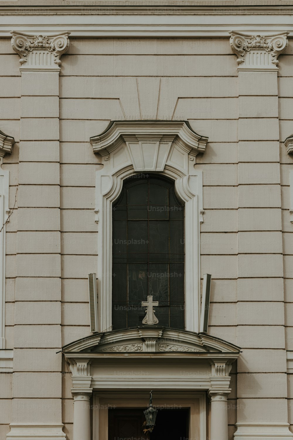 um edifício com um relógio na frente dele