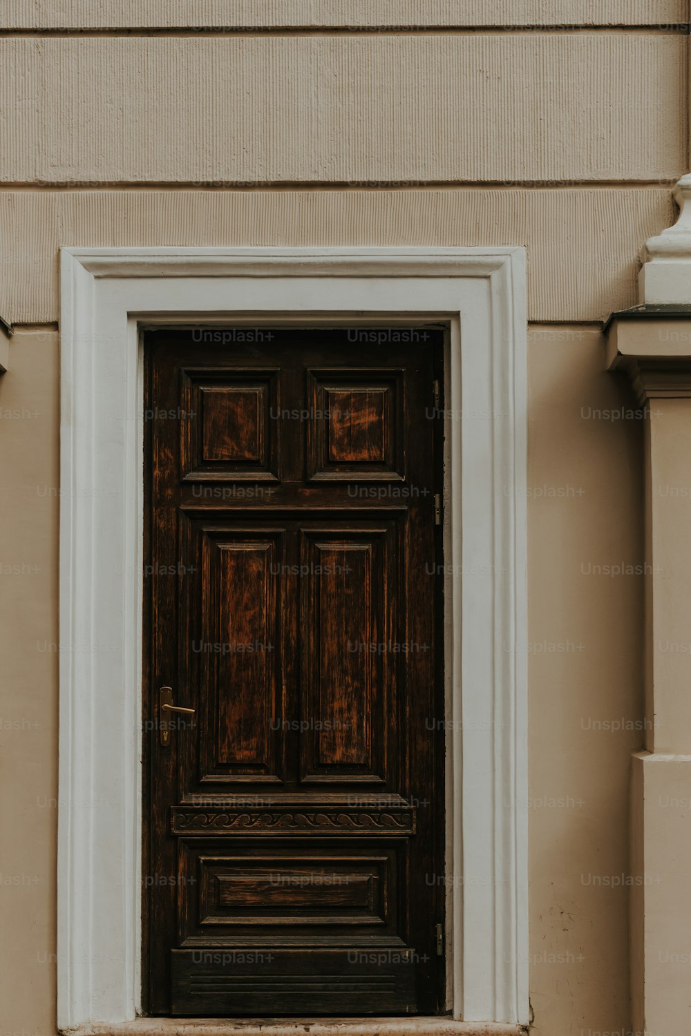 um close up de uma porta de madeira em um edifício