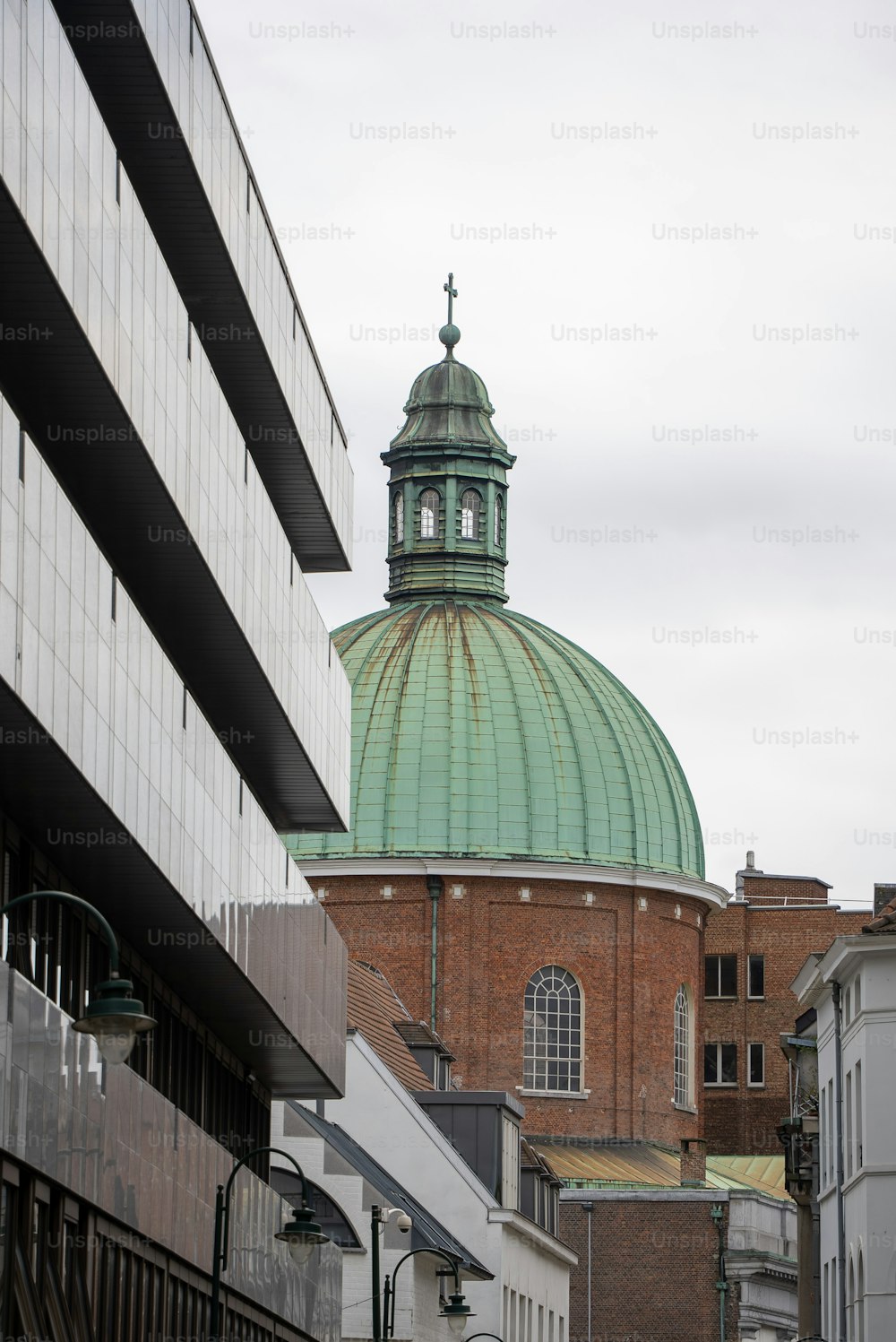 Un grande edificio con una cupola verde sopra di esso