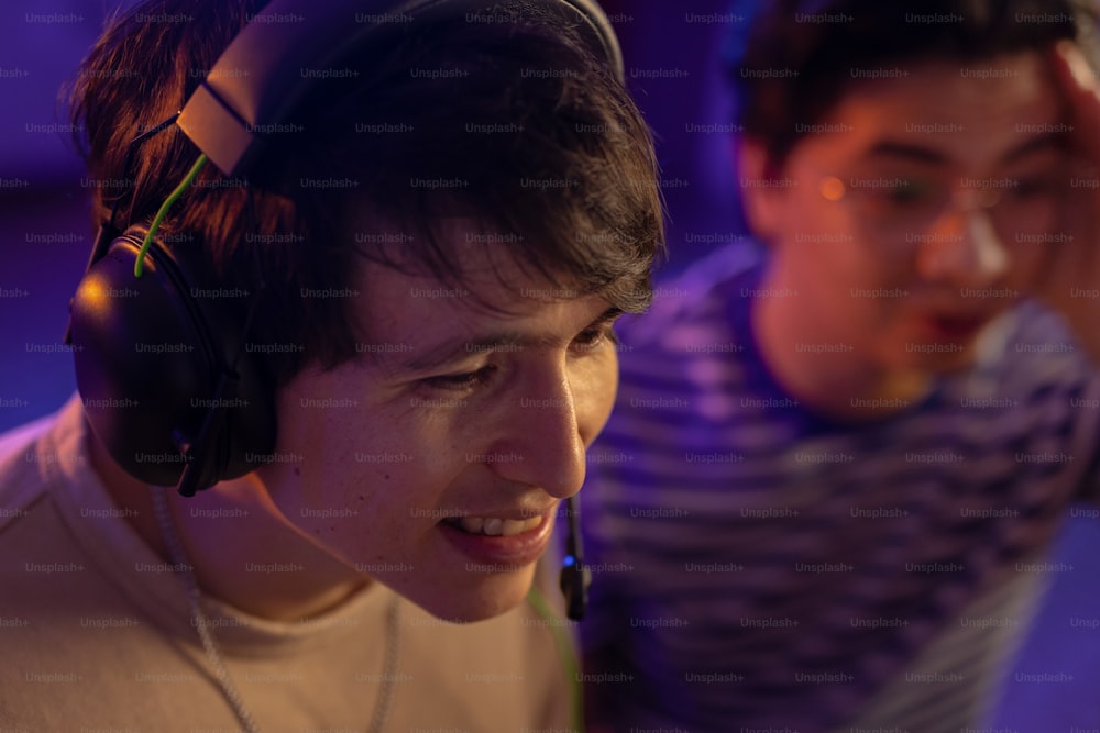 Un joven con auriculares mientras juega un videojuego