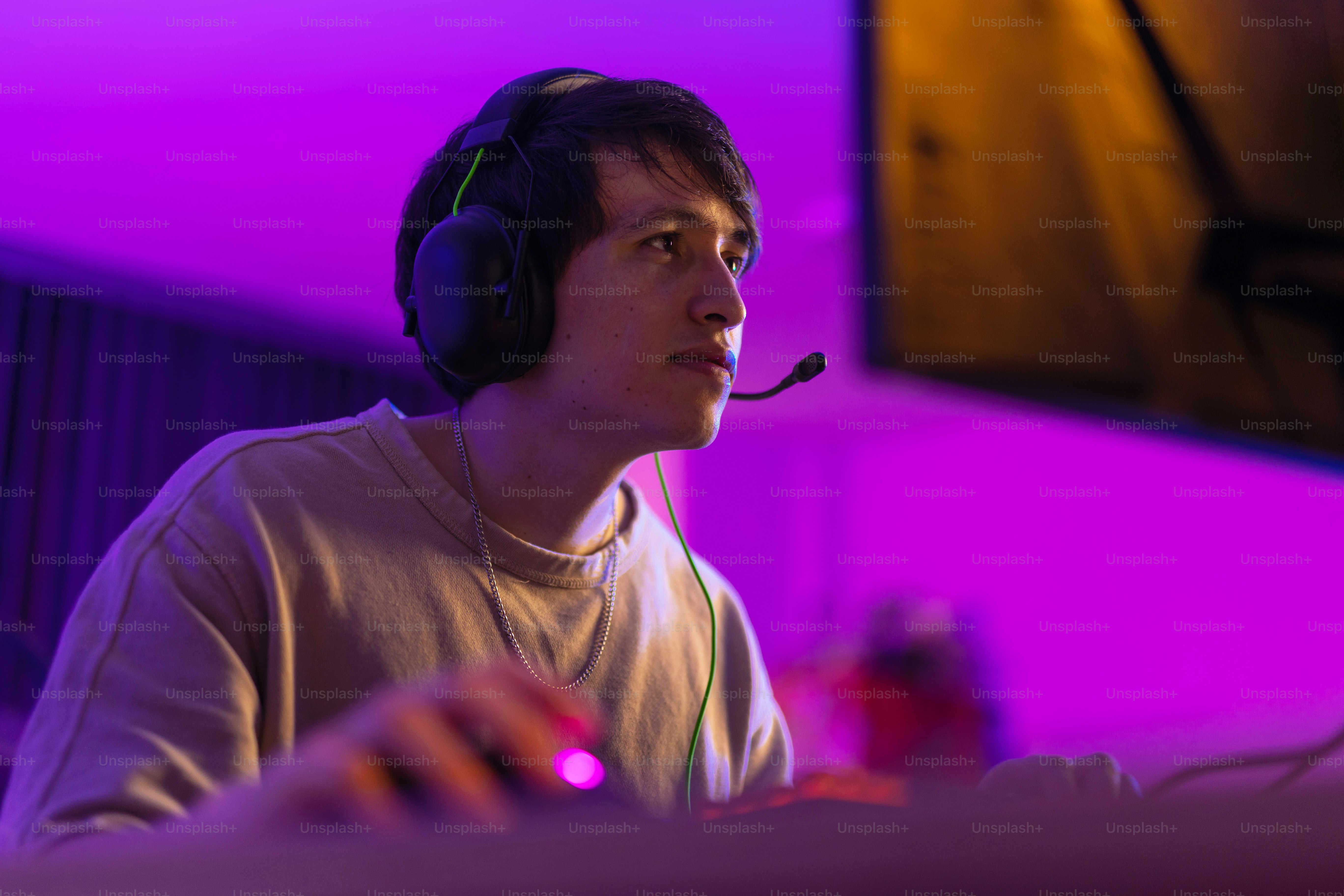 Ein Mann mit Headset sitzt vor einem Computer