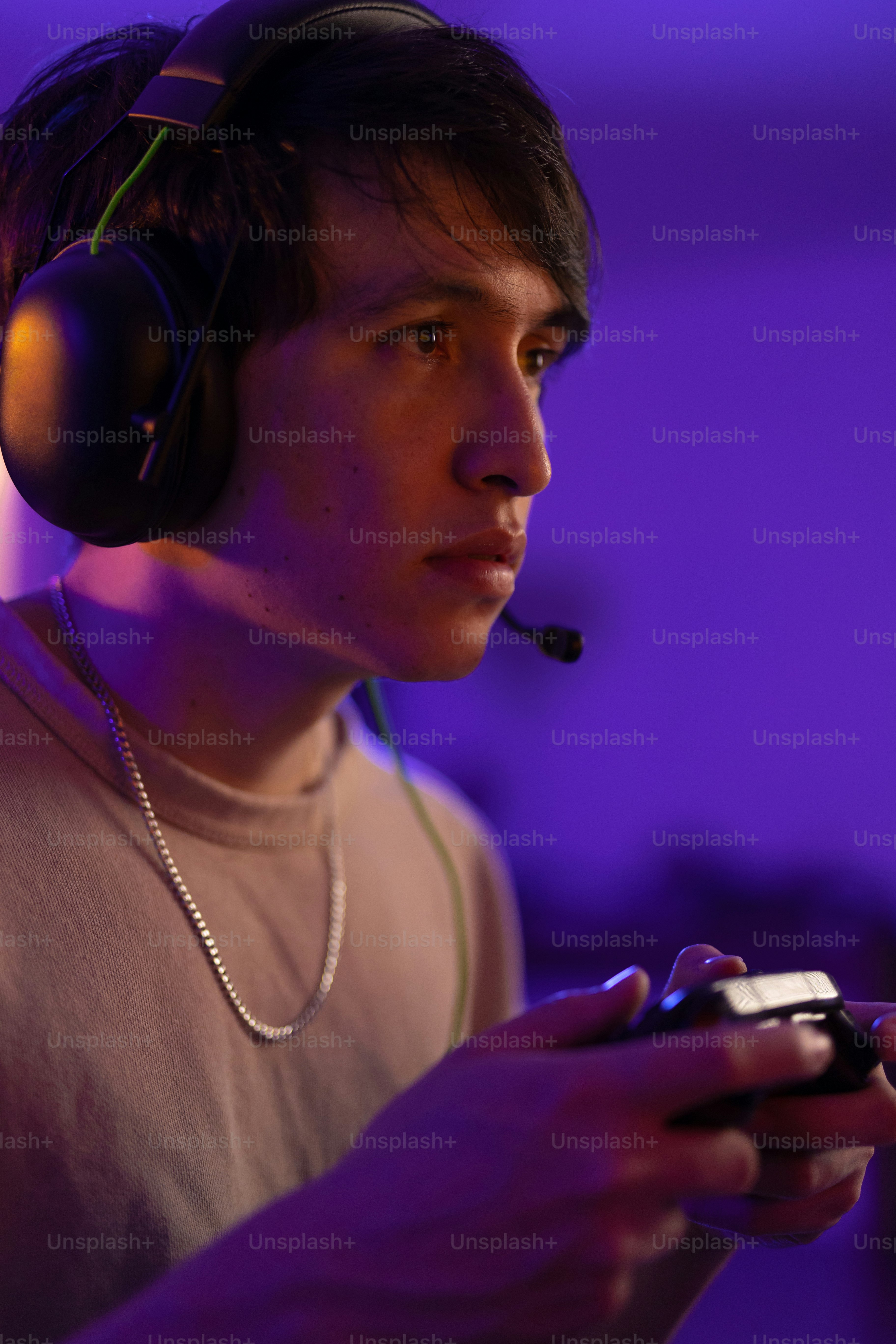 premium_photo-1680124607585-3b7925b5656d?ixid=M3wxMjA3fDB8MXxzZWFyY2h8MTN8fG9ubGluZSUyMGdhbWJsaW5nfGVufDB8fHx8MTczNjA5MTIzMHww\u0026ixlib=rb-4.0.3