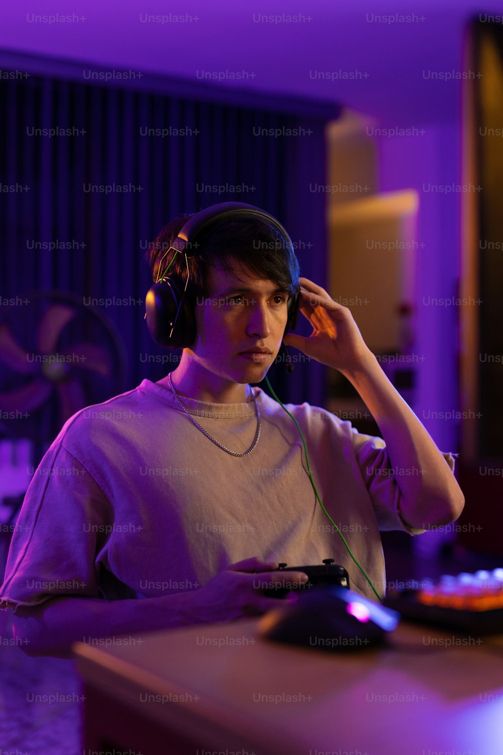 Ein junger Mann mit Kopfhörern, der Musik hört