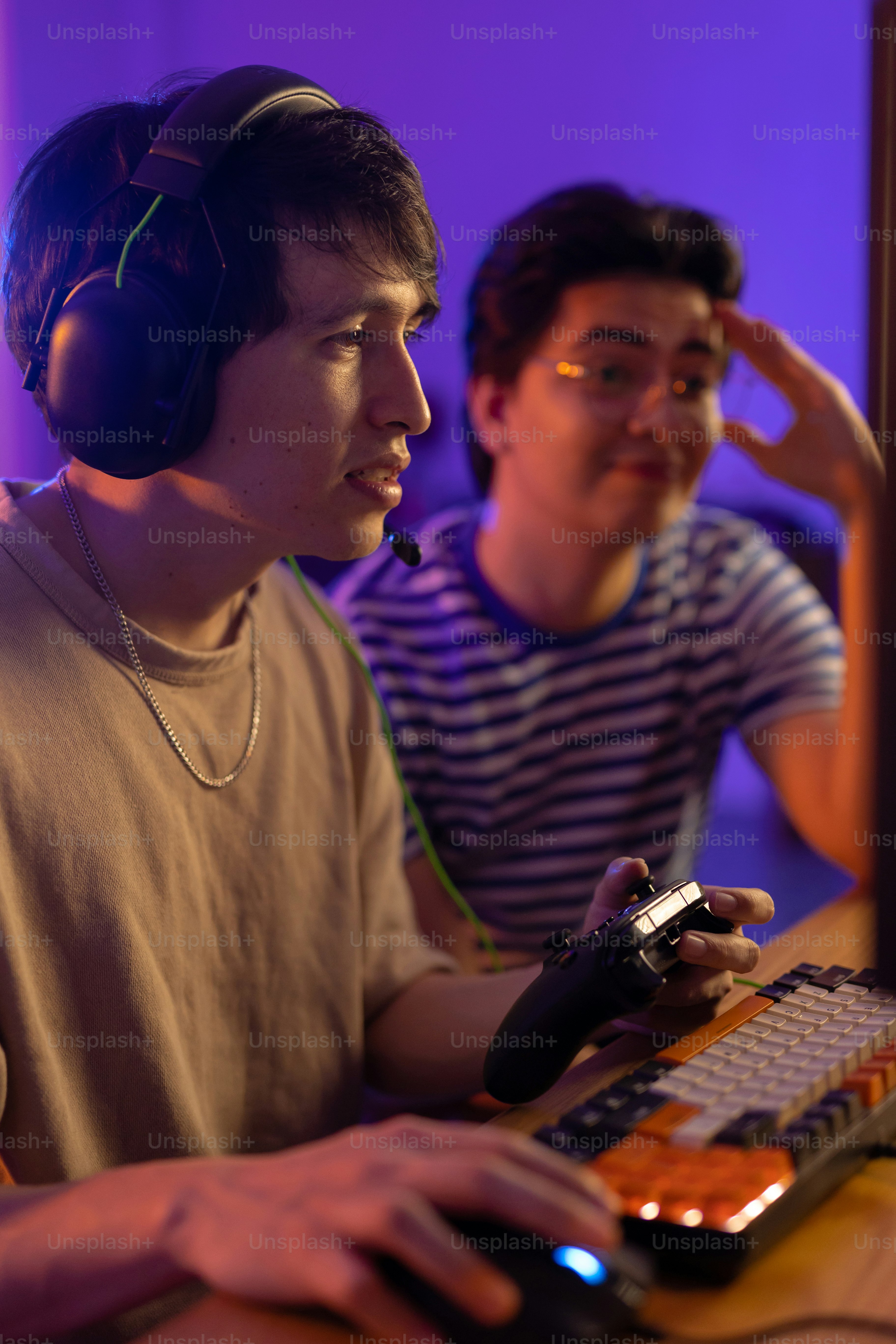 Un joven con auriculares mientras usa una computadora