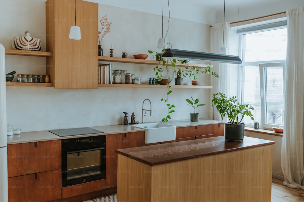 uma cozinha com armários de madeira e um frigorífico branco
