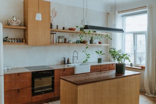 una cocina con armarios de madera y una nevera blanca