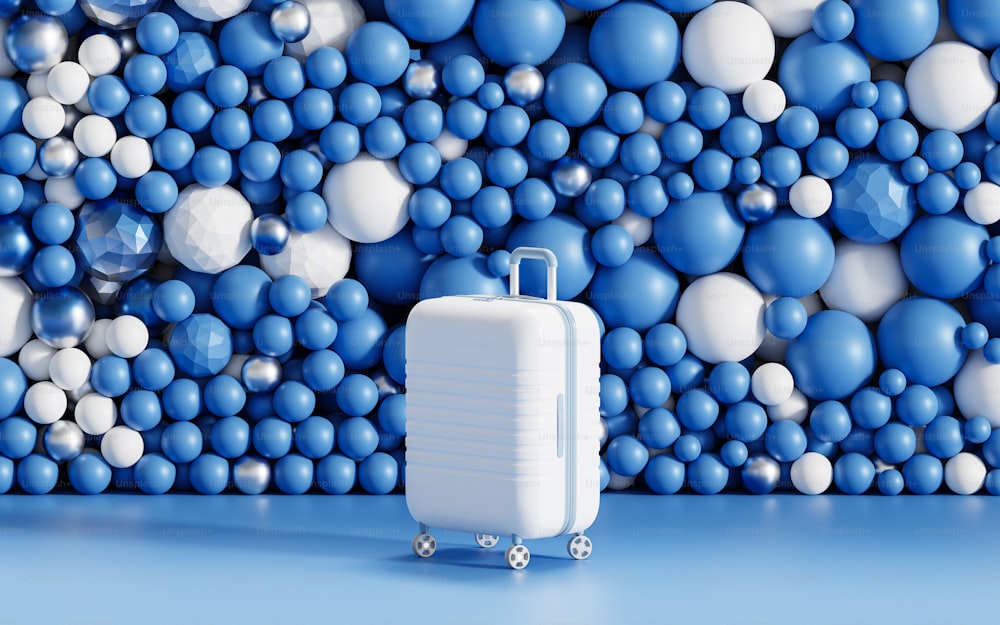 Ein Gepäckstück sitzt vor einer blau-weißen Wand