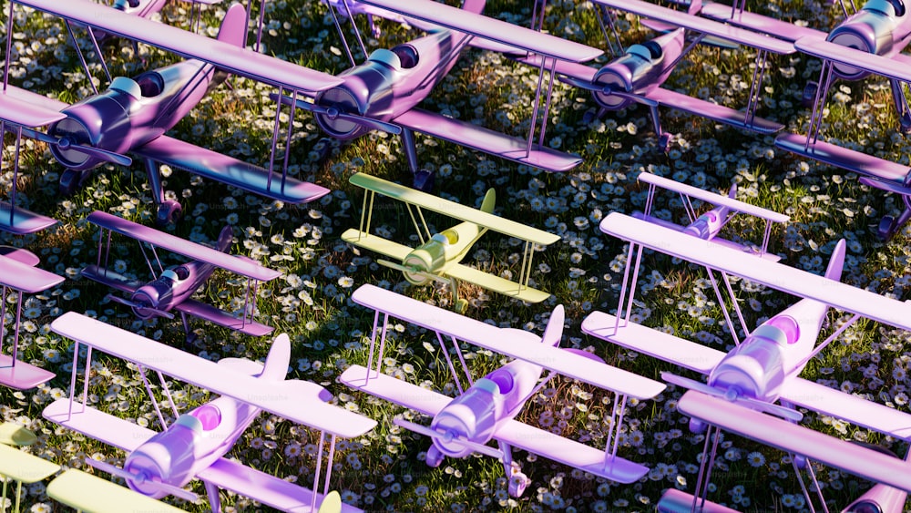 Un gruppo di piccoli aeroplani seduti in cima a un campo verde lussureggiante