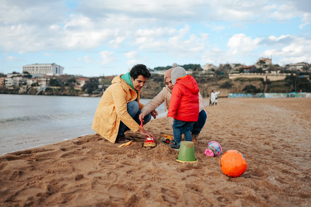 Un uomo e un bambino che giocano sulla spiaggia