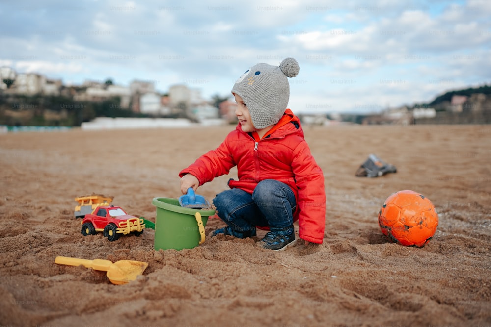 Un bambino che gioca nella sabbia sulla spiaggia