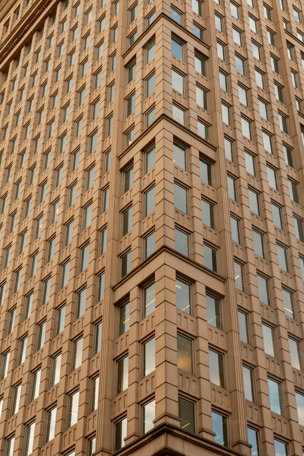 Un edificio alto con muchas ventanas encima