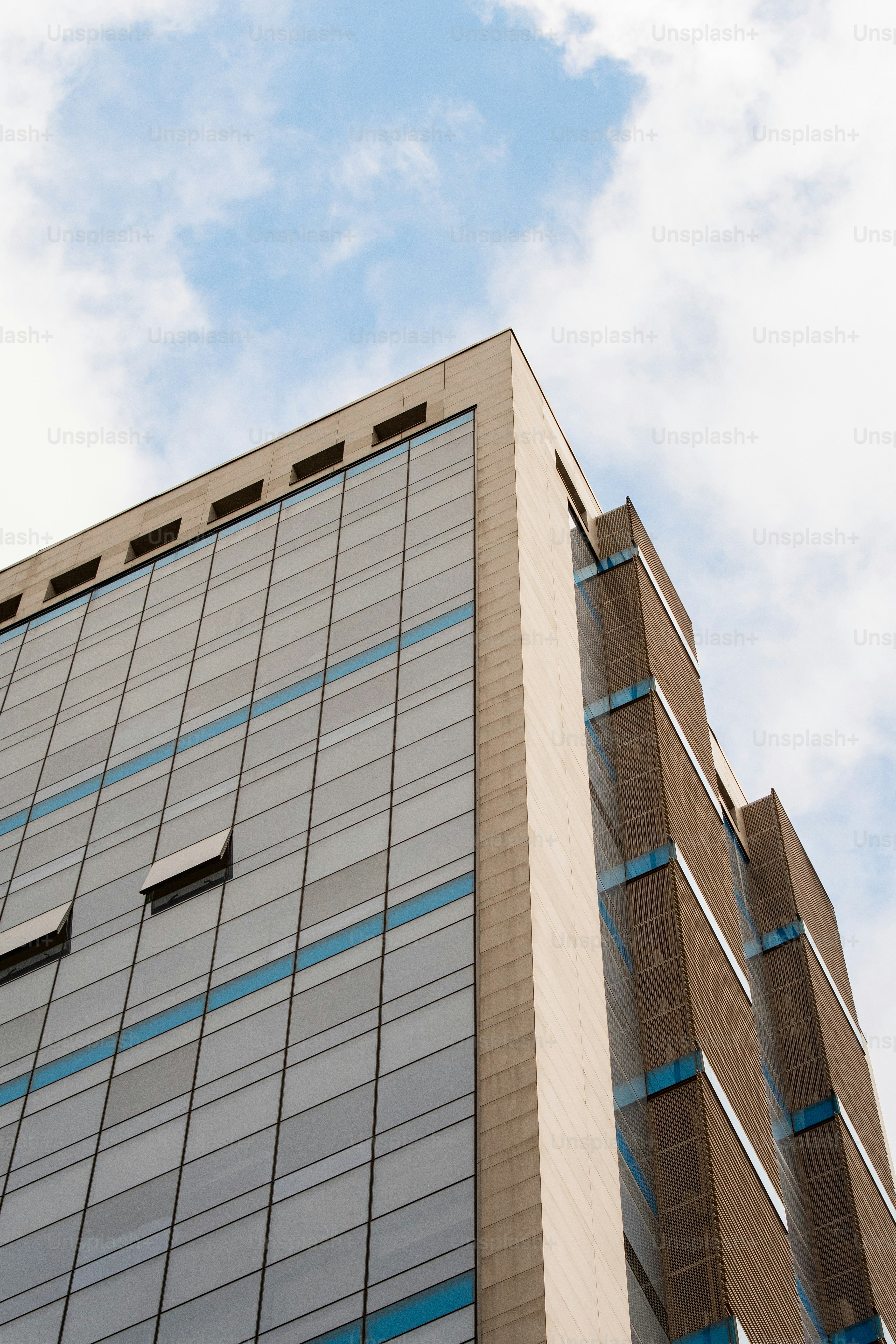 un edificio alto con un orologio sul lato di esso