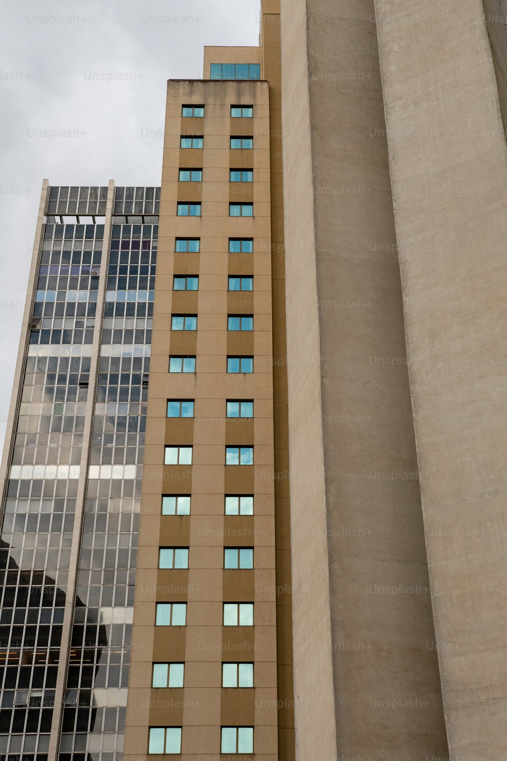 Un edificio alto con un reloj en el costado