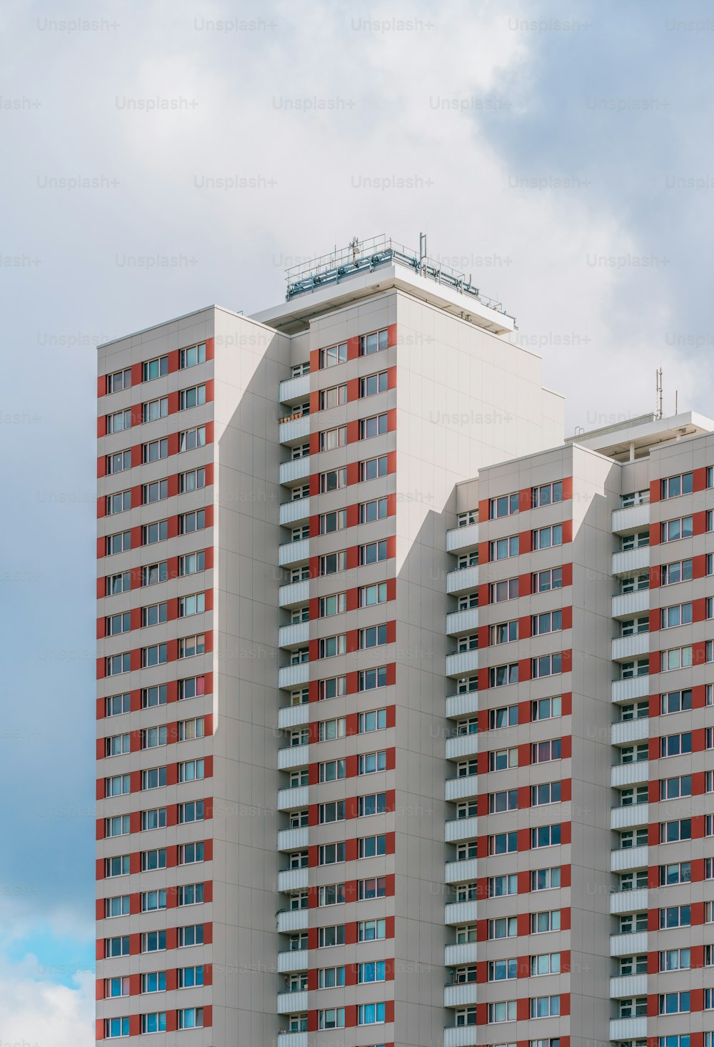 Ein hohes rot-weißes Gebäude mit Himmelshintergrund