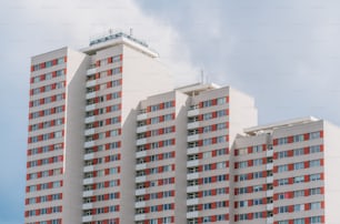 Ein hohes Gebäude mit roten und weißen Fenstern