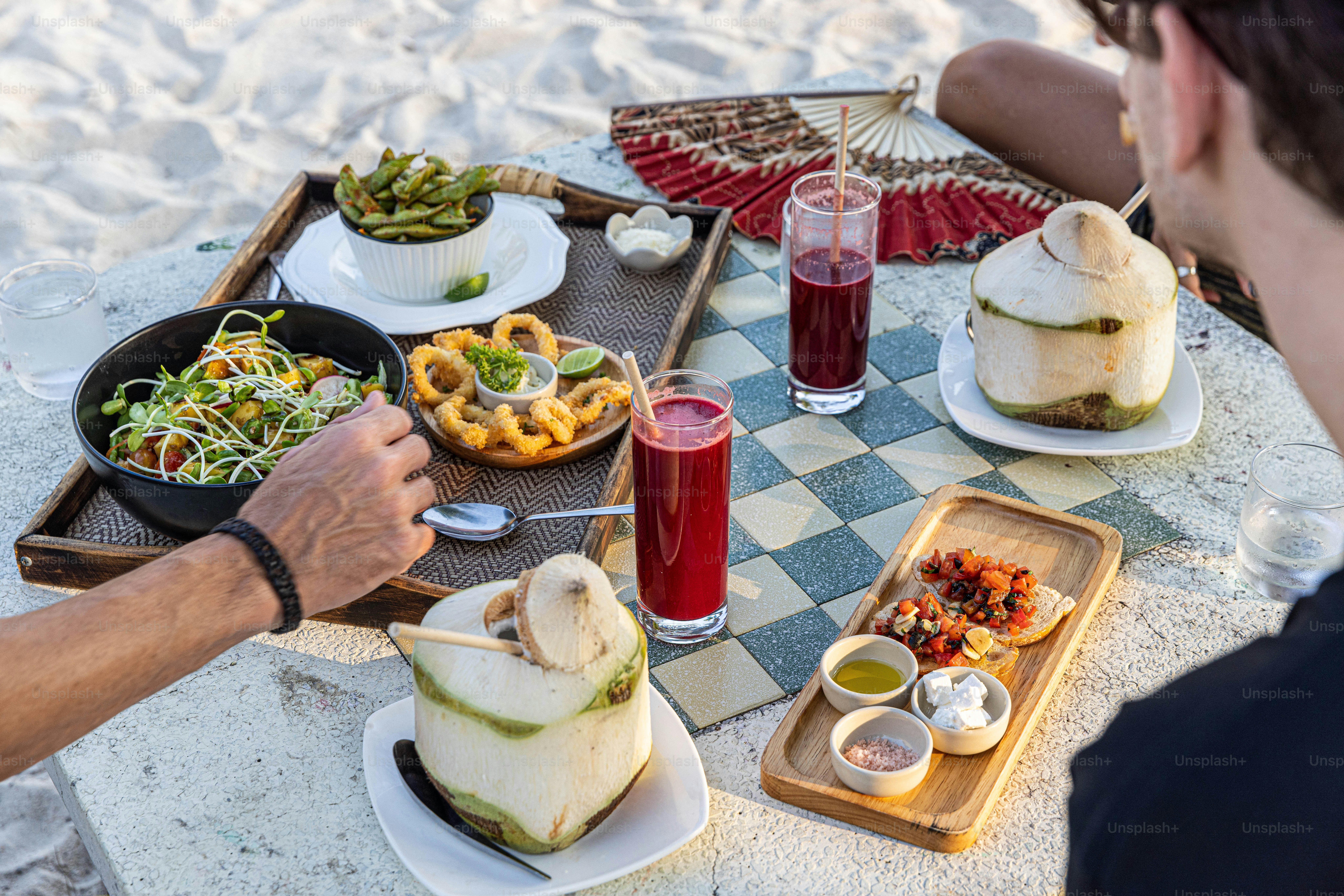 un homme assis à une table avec de la nourriture dessus