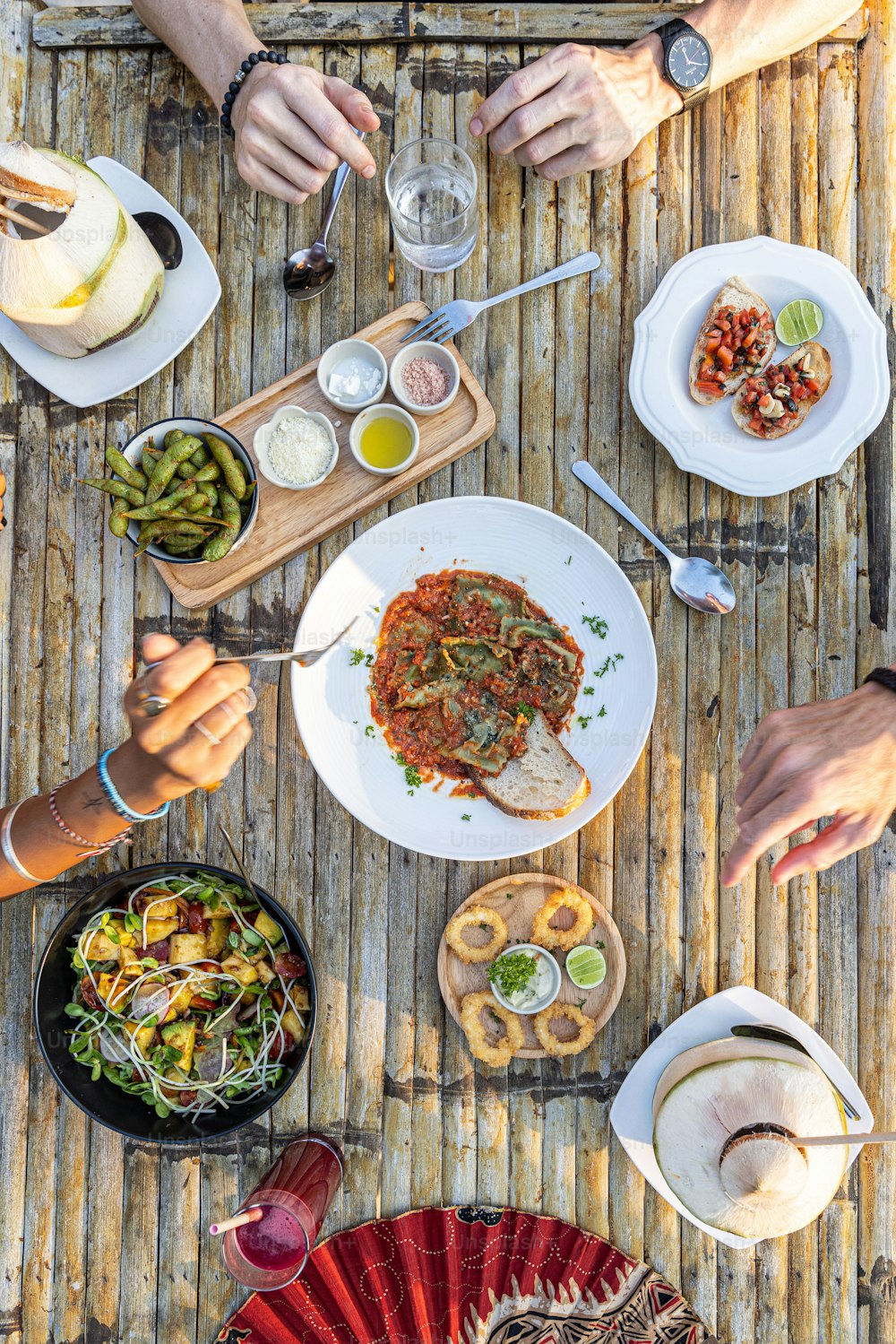 Un grupo de personas sentadas en una mesa con platos de comida