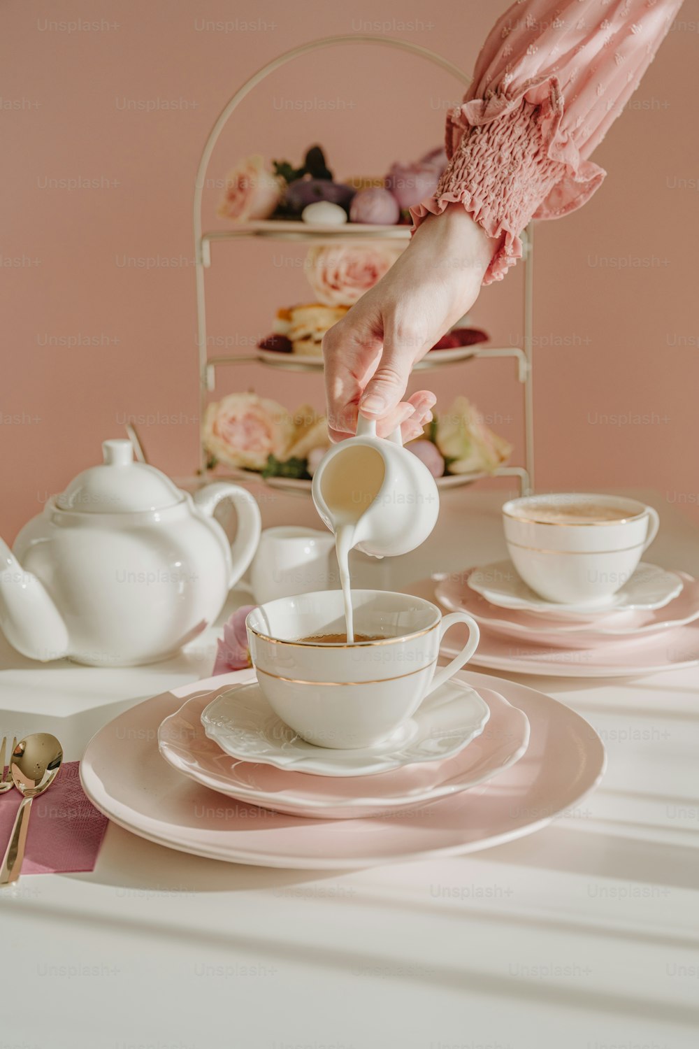 une personne versant du thé dans une tasse sur une table