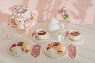 una mesa cubierta con platos de comida y tazas de té