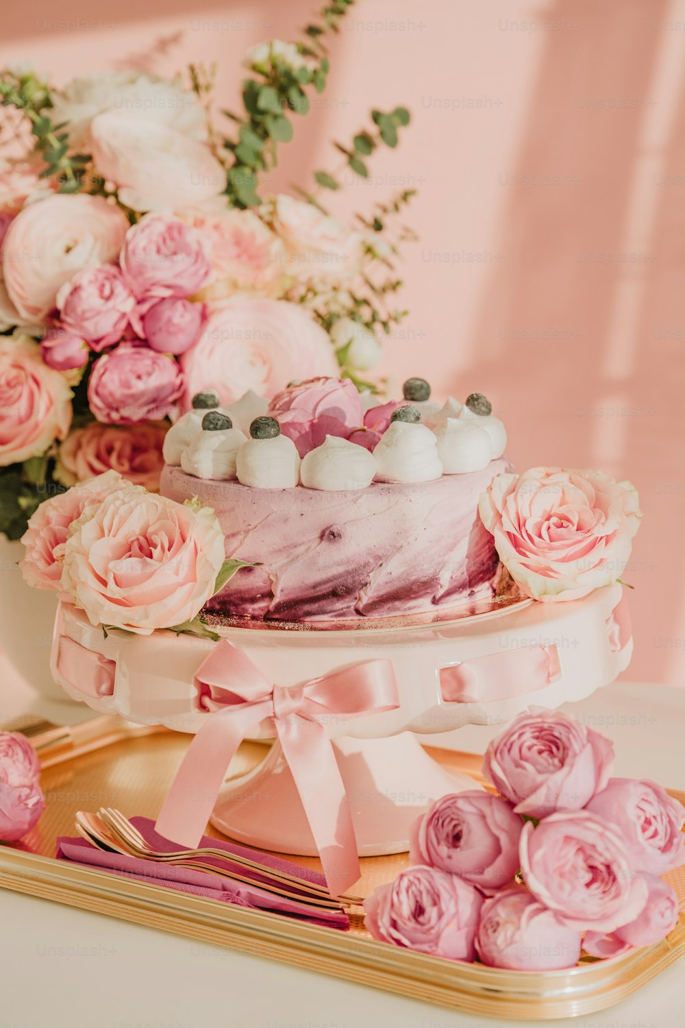 um close up de um bolo em uma bandeja com flores