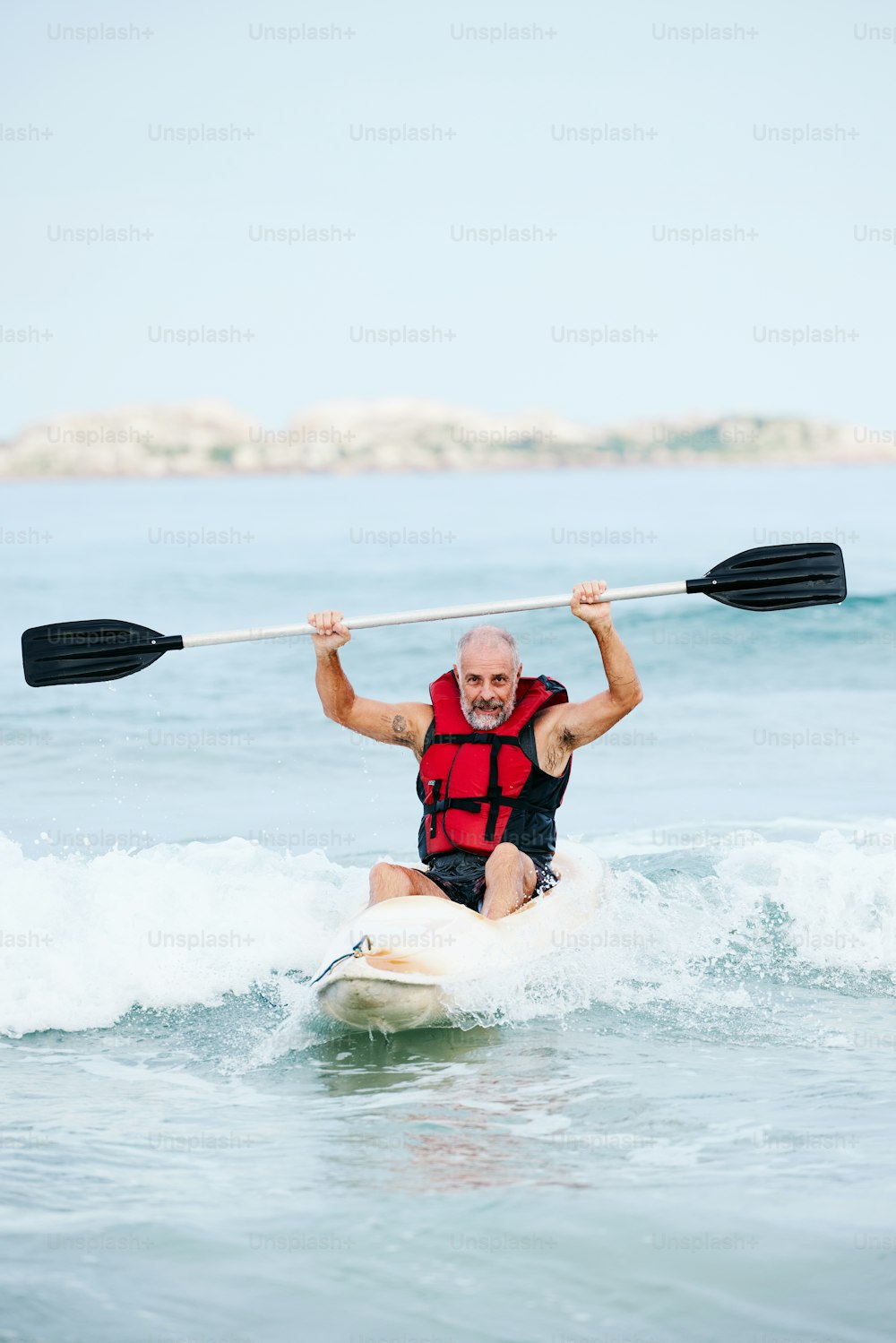 Un homme sur une planche de surf au sommet d’une vague