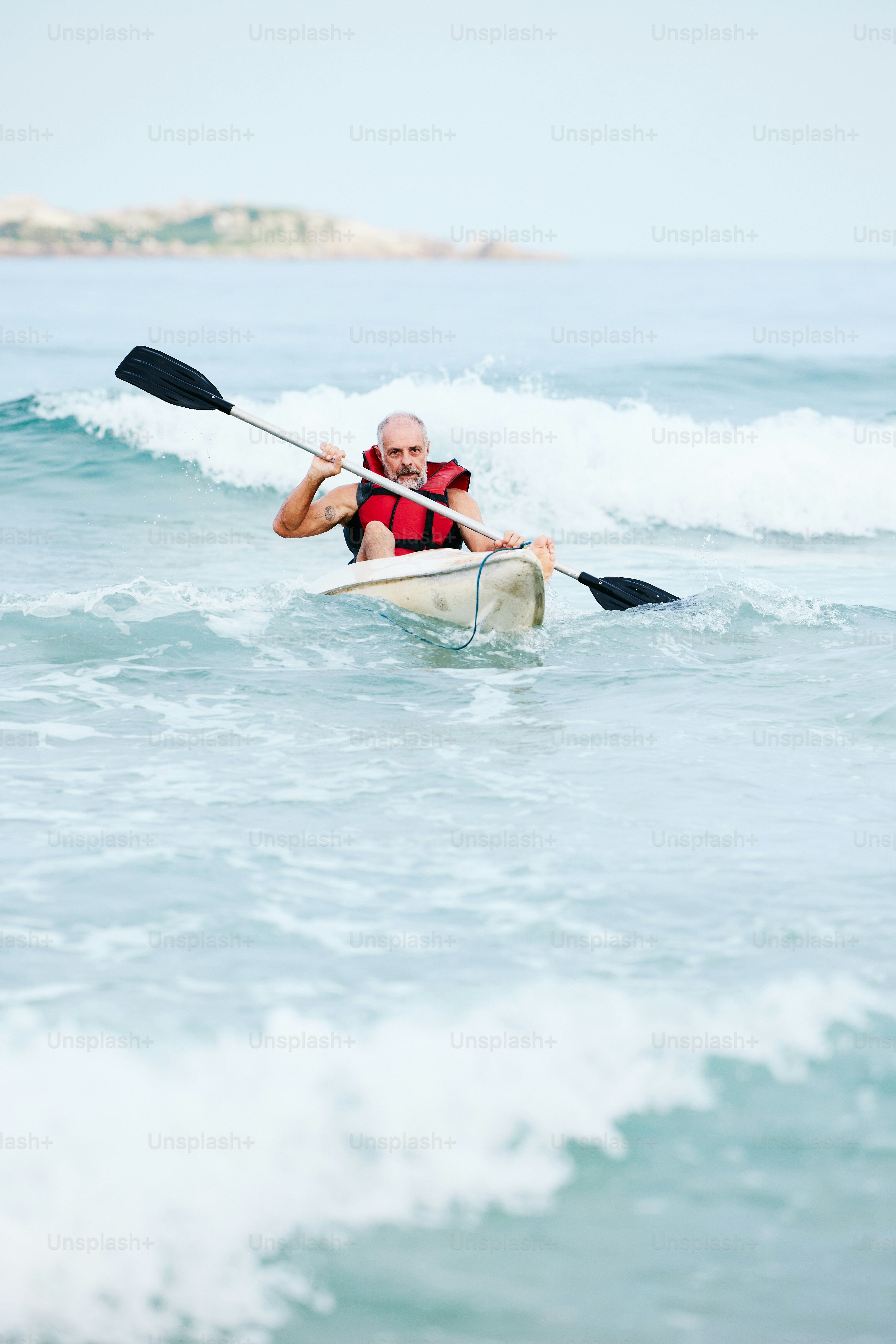 Un uomo che cavalca sulla cima di una tavola da surf nell'oceano