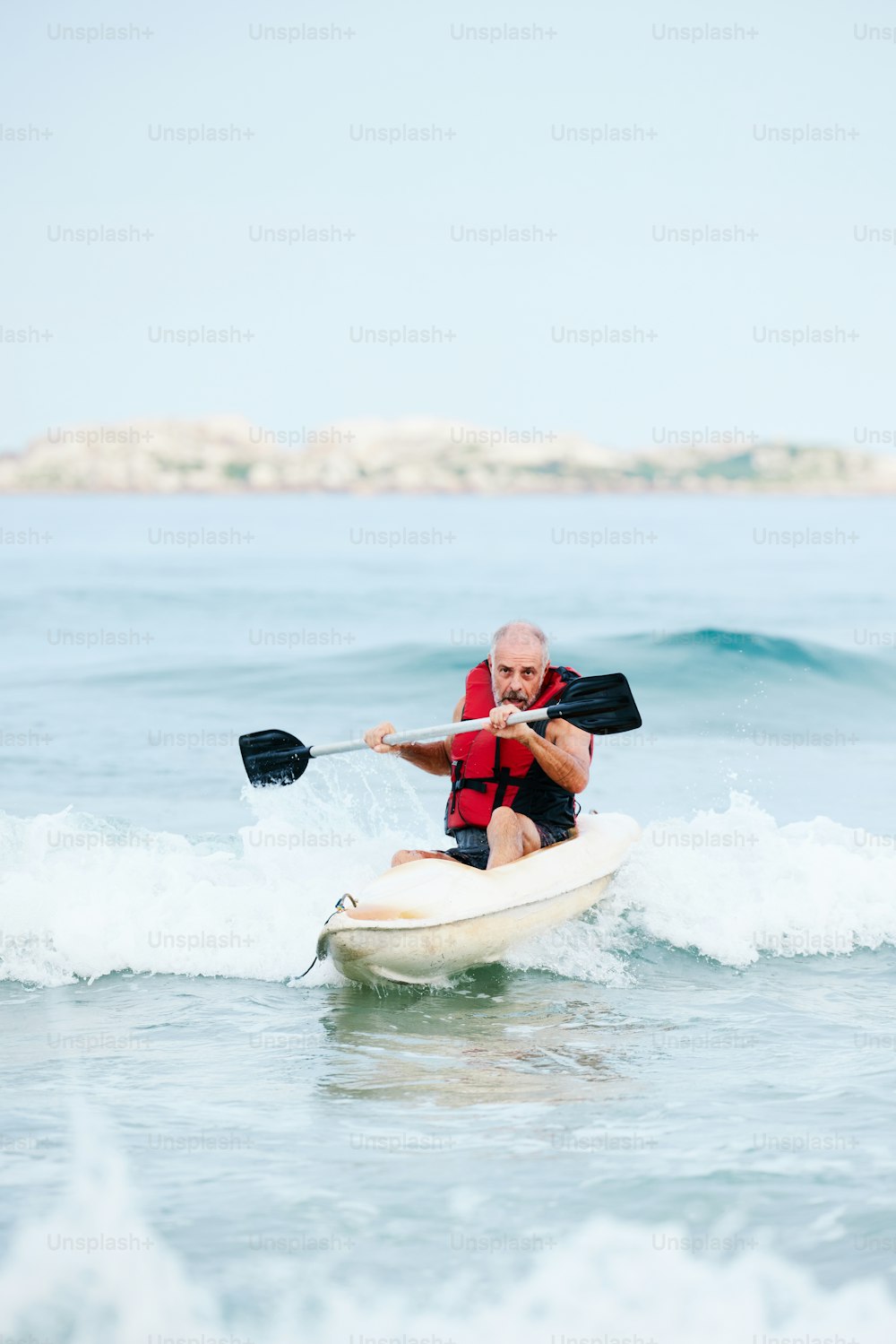 um homem montando uma prancha de surf em cima de uma onda