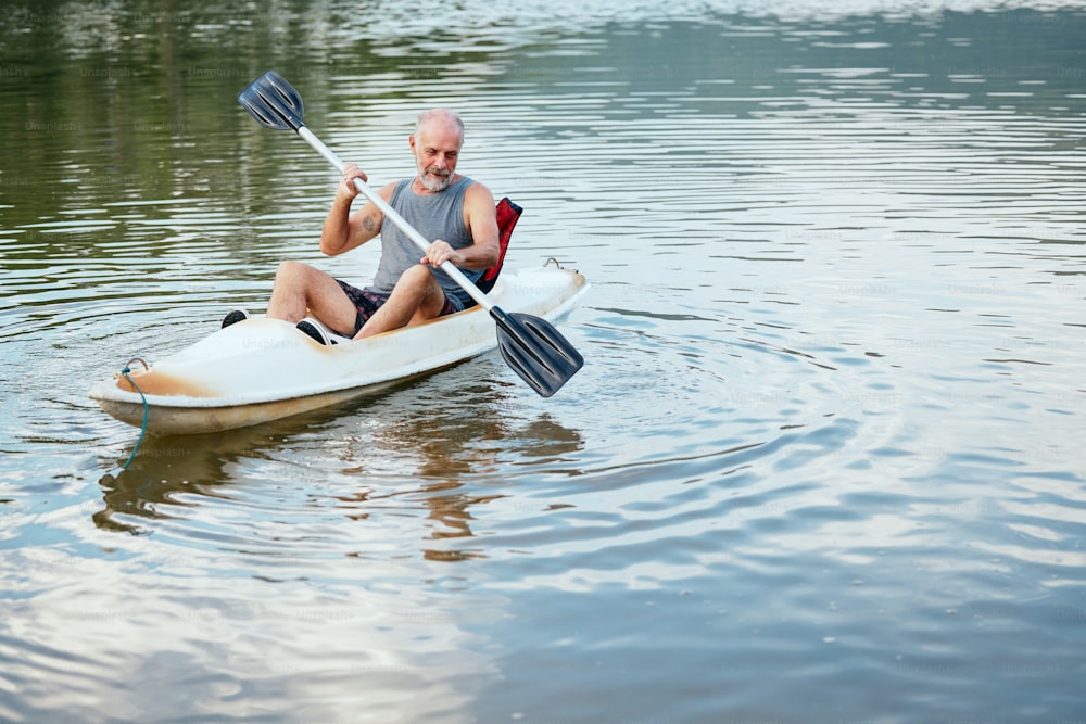 um homem remando uma canoa em um lago