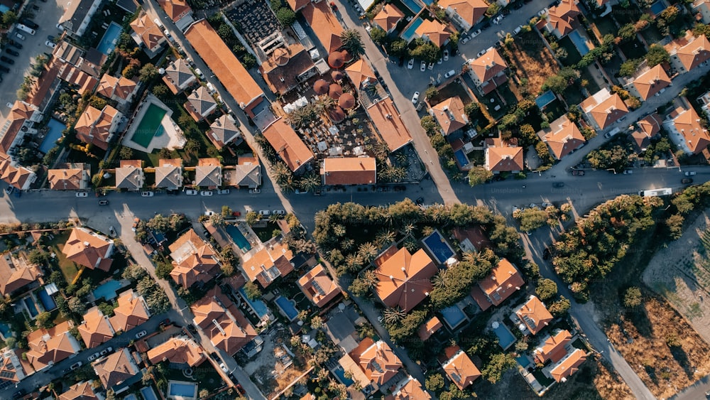 Une vue aérienne d’une ville avec beaucoup de maisons
