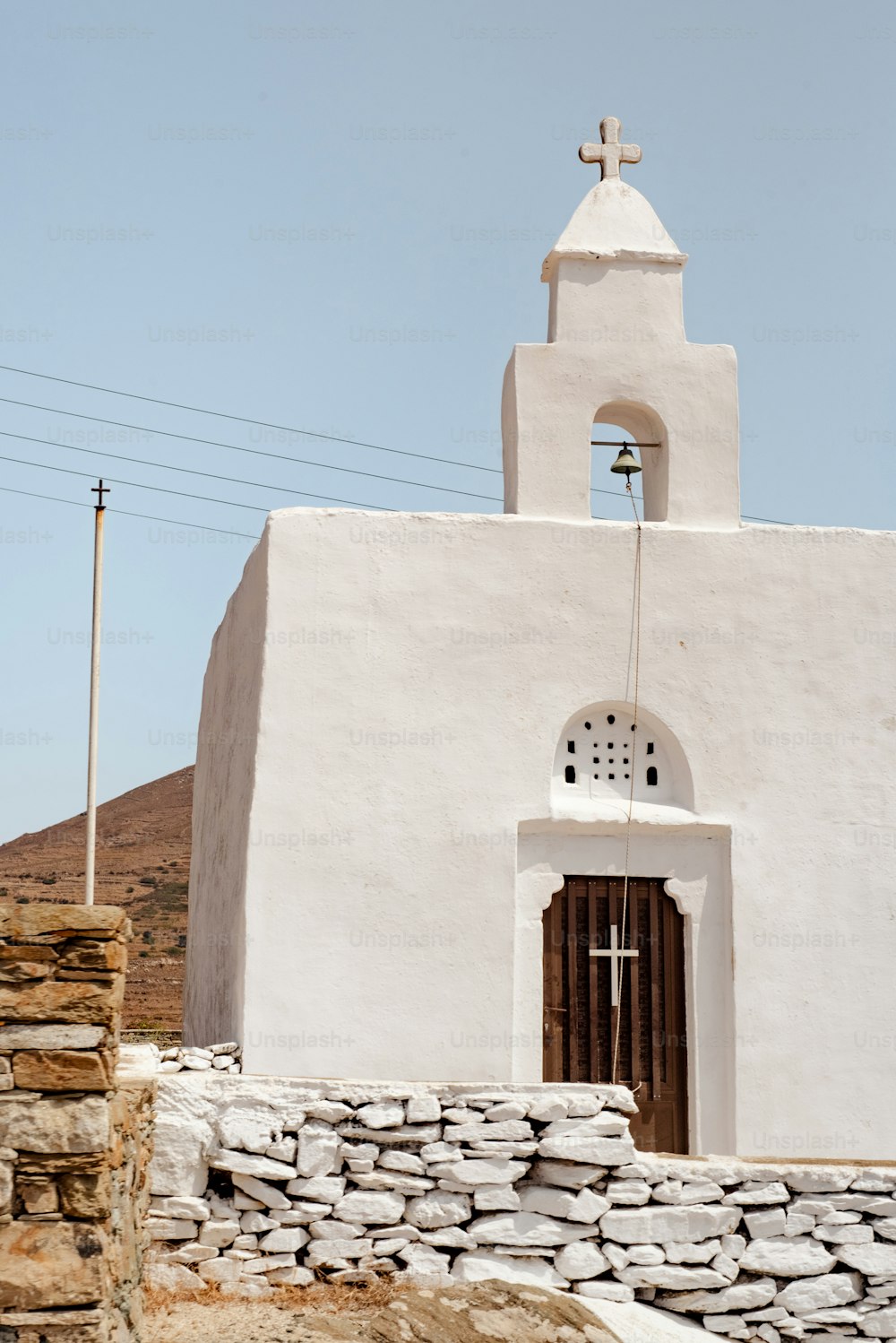una iglesia blanca con una cruz encima