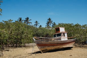 Un bateau assis au sommet d’une plage de sable