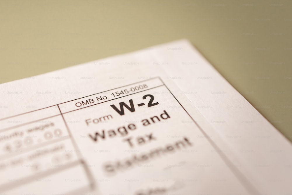 um close up de um w - 2 salário e formulário de imposto